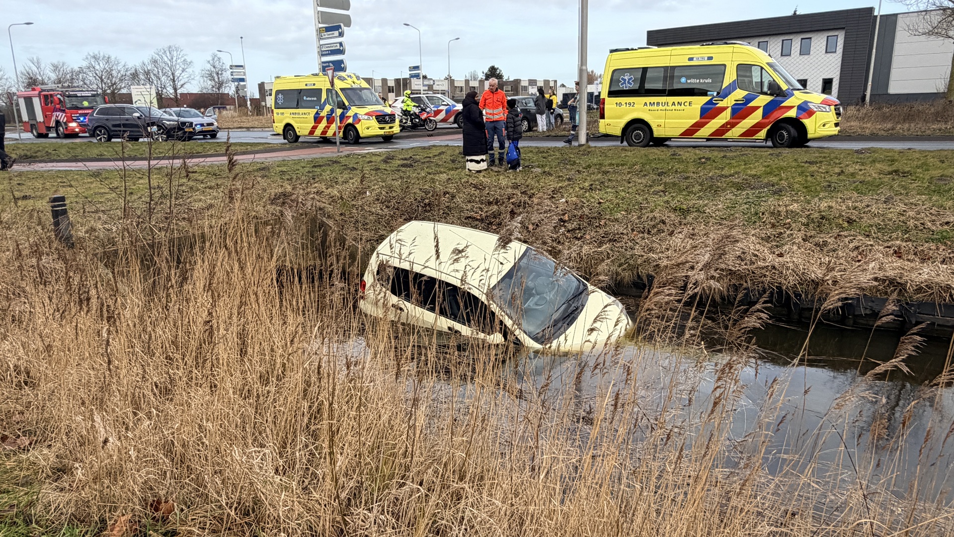 Foto: auto te water dijk en waard1.jpeg